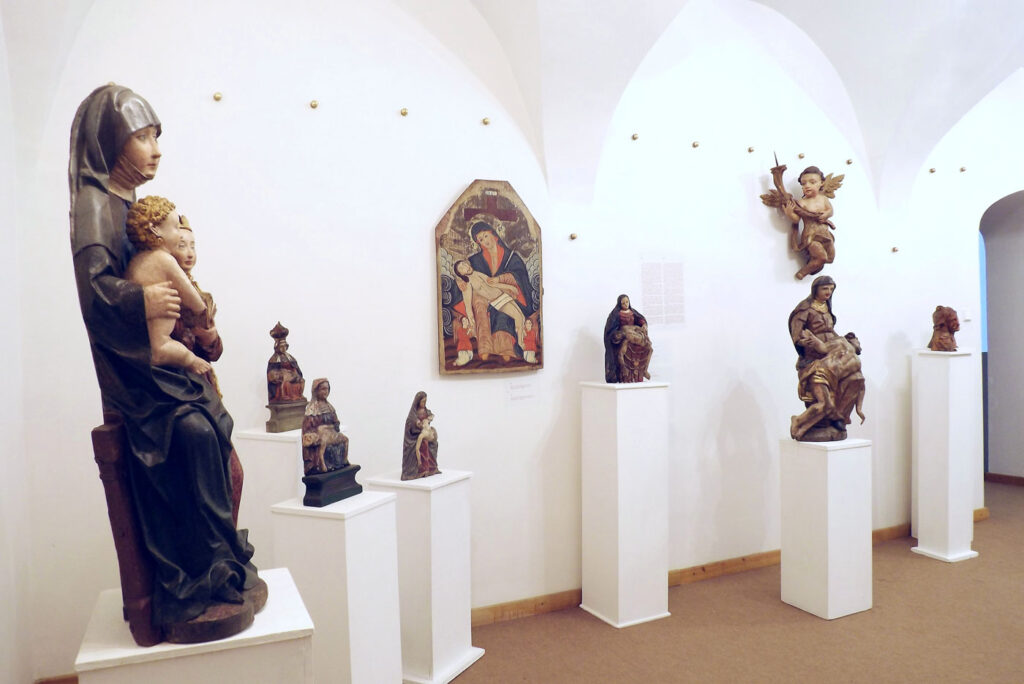 Krajská galéria v Prešove vlastní desiatky plastík s témou Ukrižovaného Krista